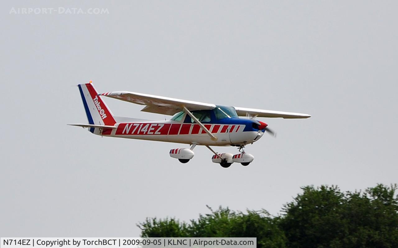 N714EZ, 1976 Cessna 150M C/N 15079132, Cessna 150 on short final at KLNC during Warbirds on Parade 2009.