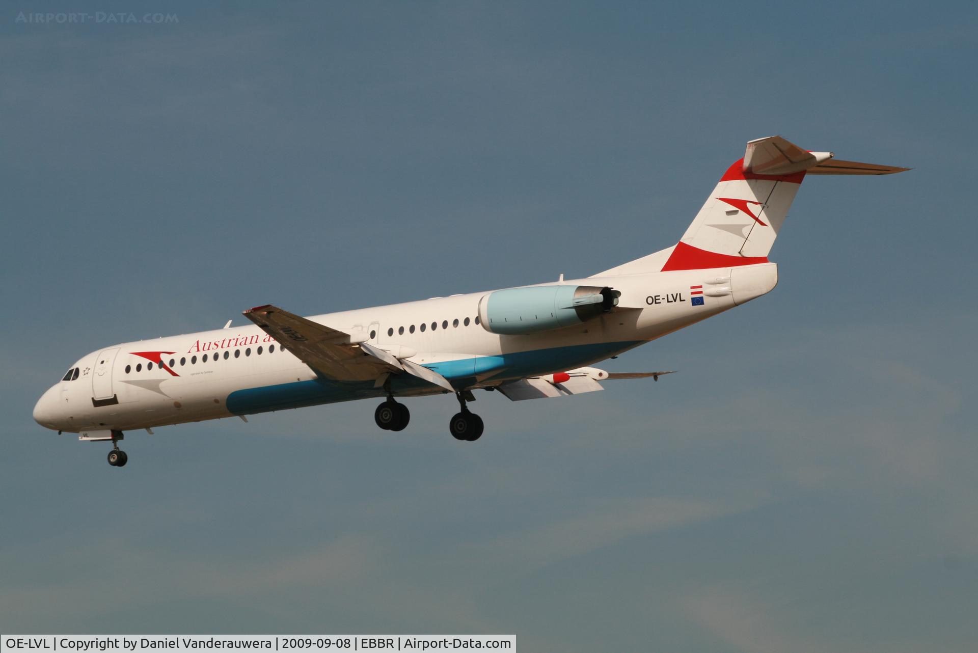 OE-LVL, 1992 Fokker 100 (F-28-0100) C/N 11404, flight OS351 is descending to rwy 25L