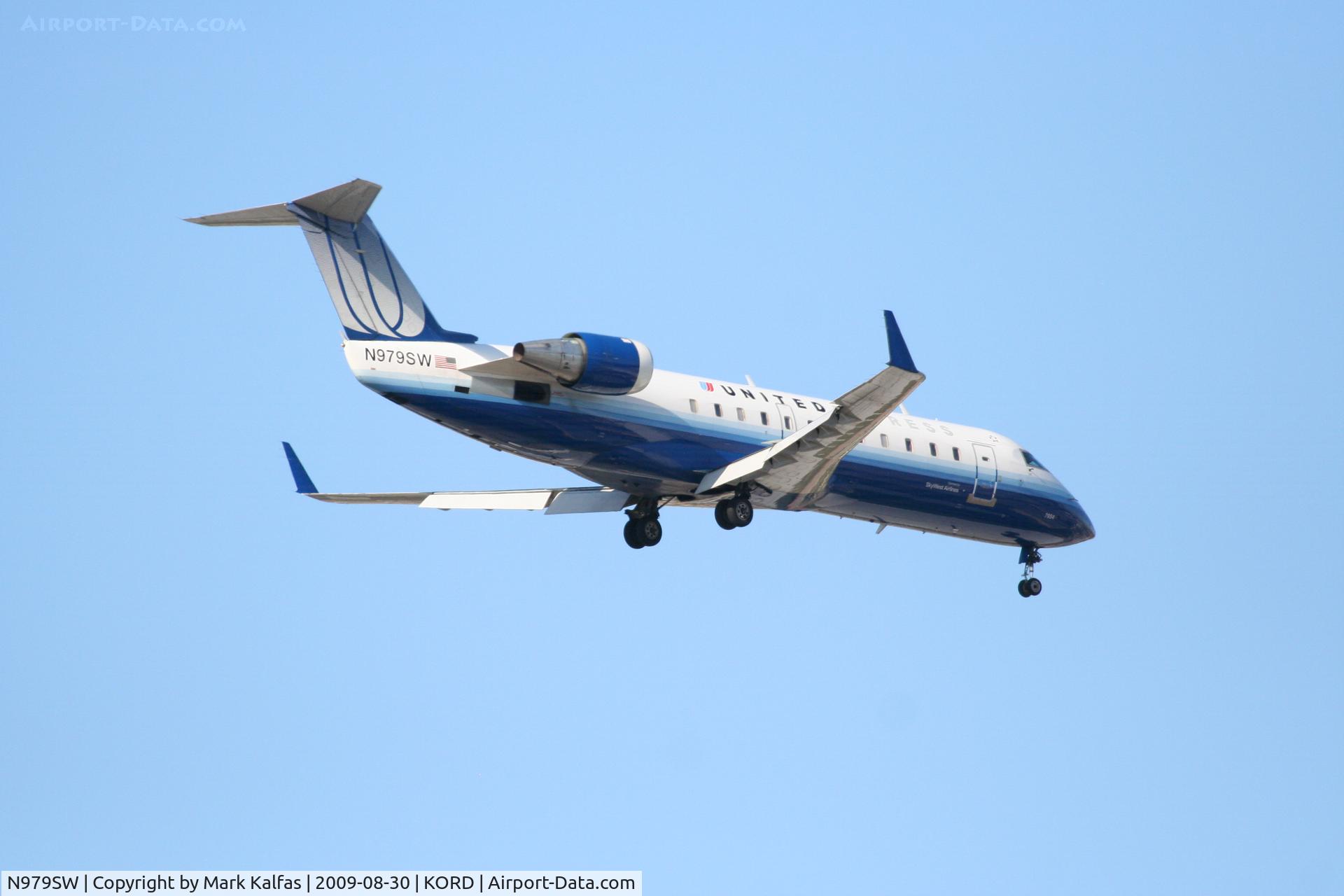 N979SW, 2004 Bombardier CRJ-200ER (CL-600-2B19) C/N 7954, Sky West/ United Express Bombardier 600-2B19, N979SW on final RWY 10 KORD