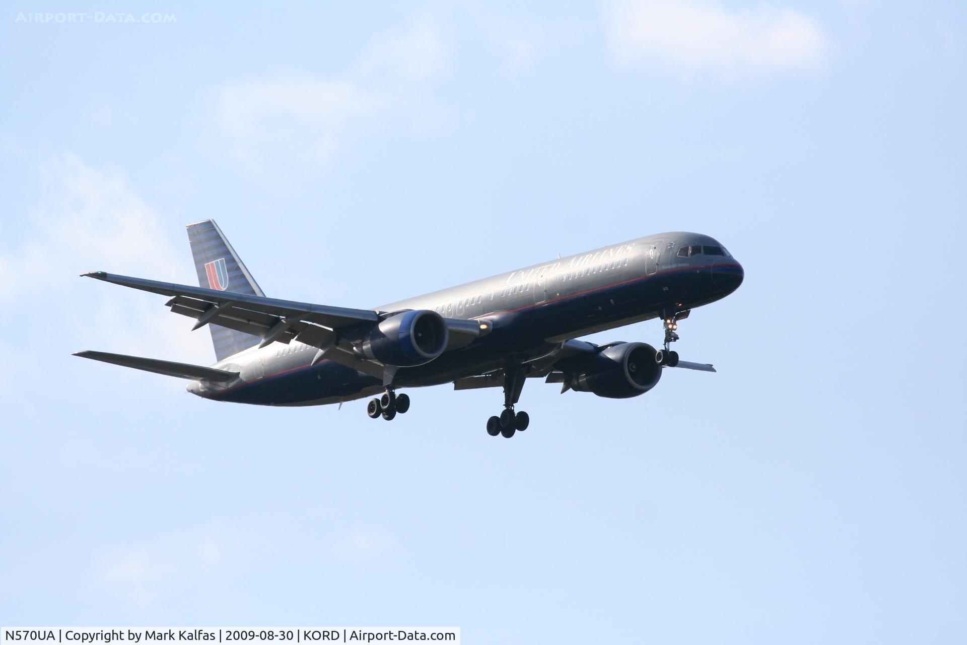 N570UA, 1992 Boeing 757-200(F) C/N 26678, United Airlines Boeing 757-222, N570UA final RWY 10 KORD