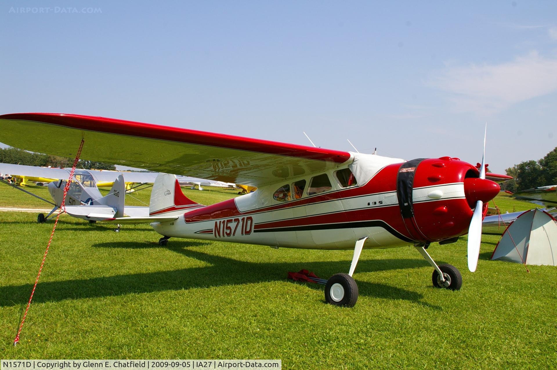 N1571D, 1952 Cessna 195A C/N 7793, At the Antique Airplane Association Fly In