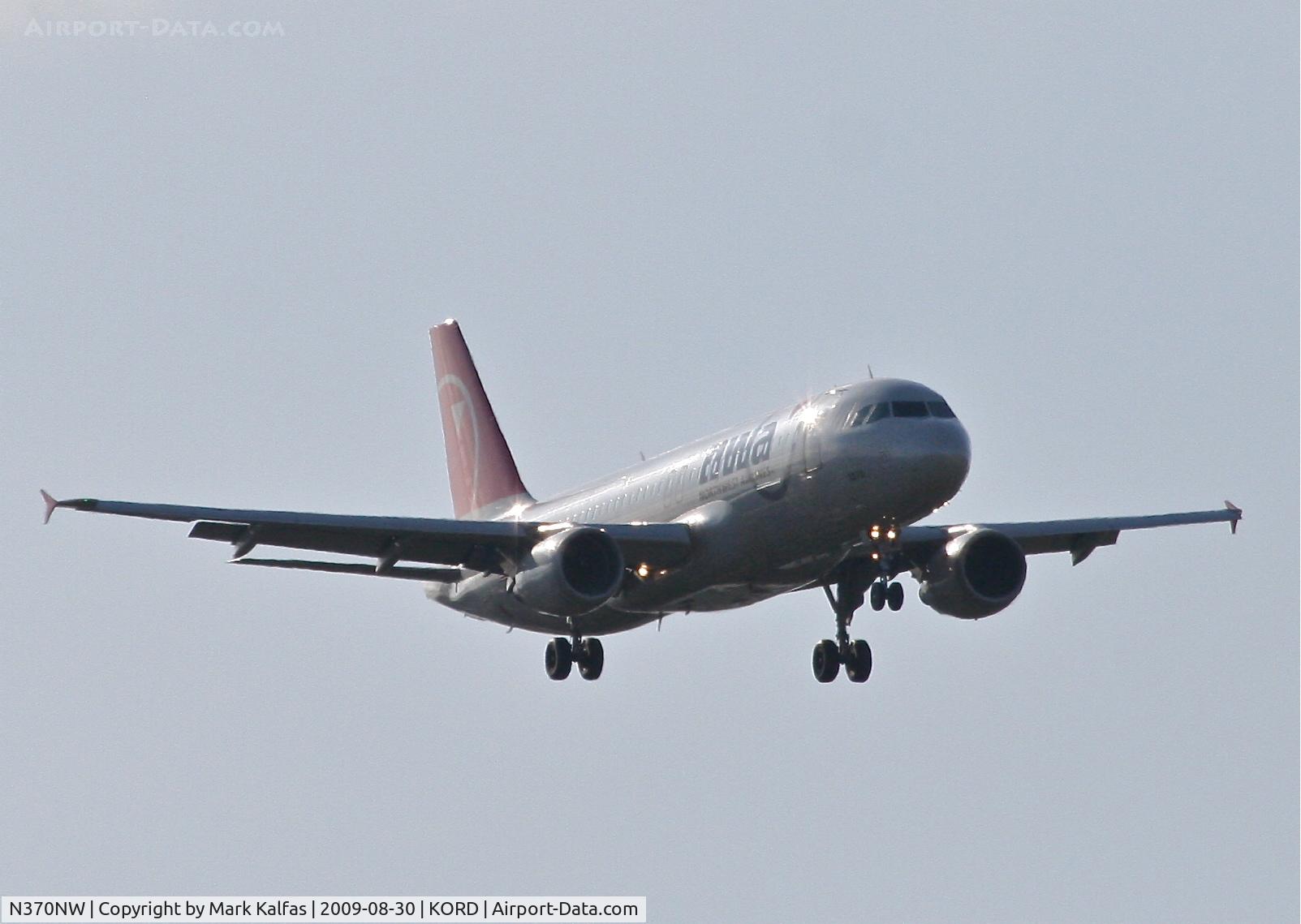 N370NW, 1999 Airbus A320-212 C/N 1037, Northwest Airlines A320-212, N370NW RWY 10 approach KORD