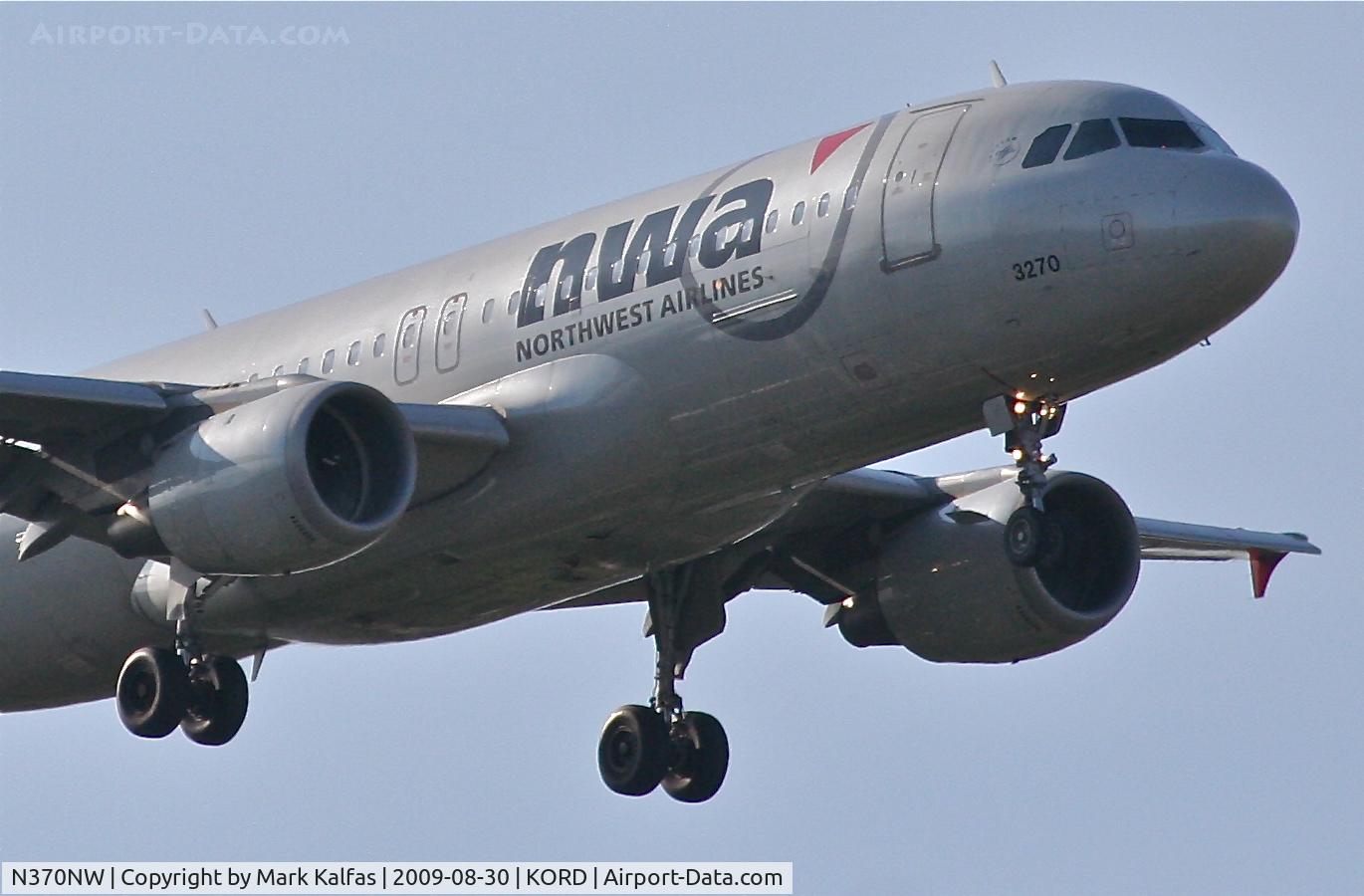 N370NW, 1999 Airbus A320-212 C/N 1037, Northwest Airlines A320-212, N370NW RWY 10 approach KORD