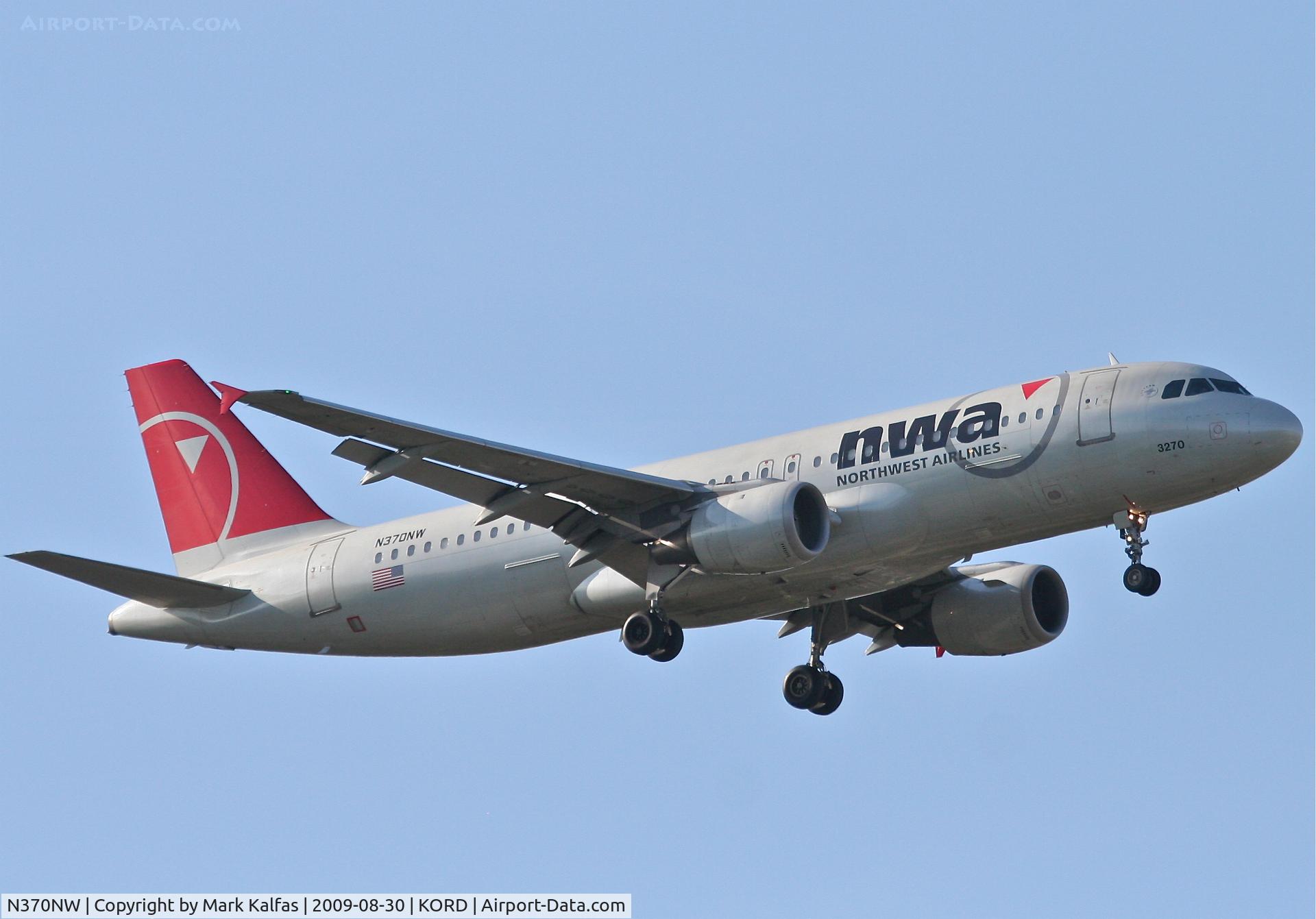 N370NW, 1999 Airbus A320-212 C/N 1037, Northwest Airlines A320-212, N370NW RWY 10 approach KORD
