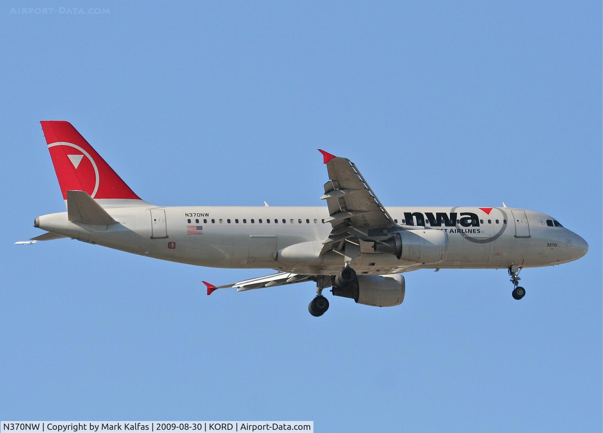 N370NW, 1999 Airbus A320-212 C/N 1037, Northwest Airlines A320-212, N370NW RWY 10 approach KORD