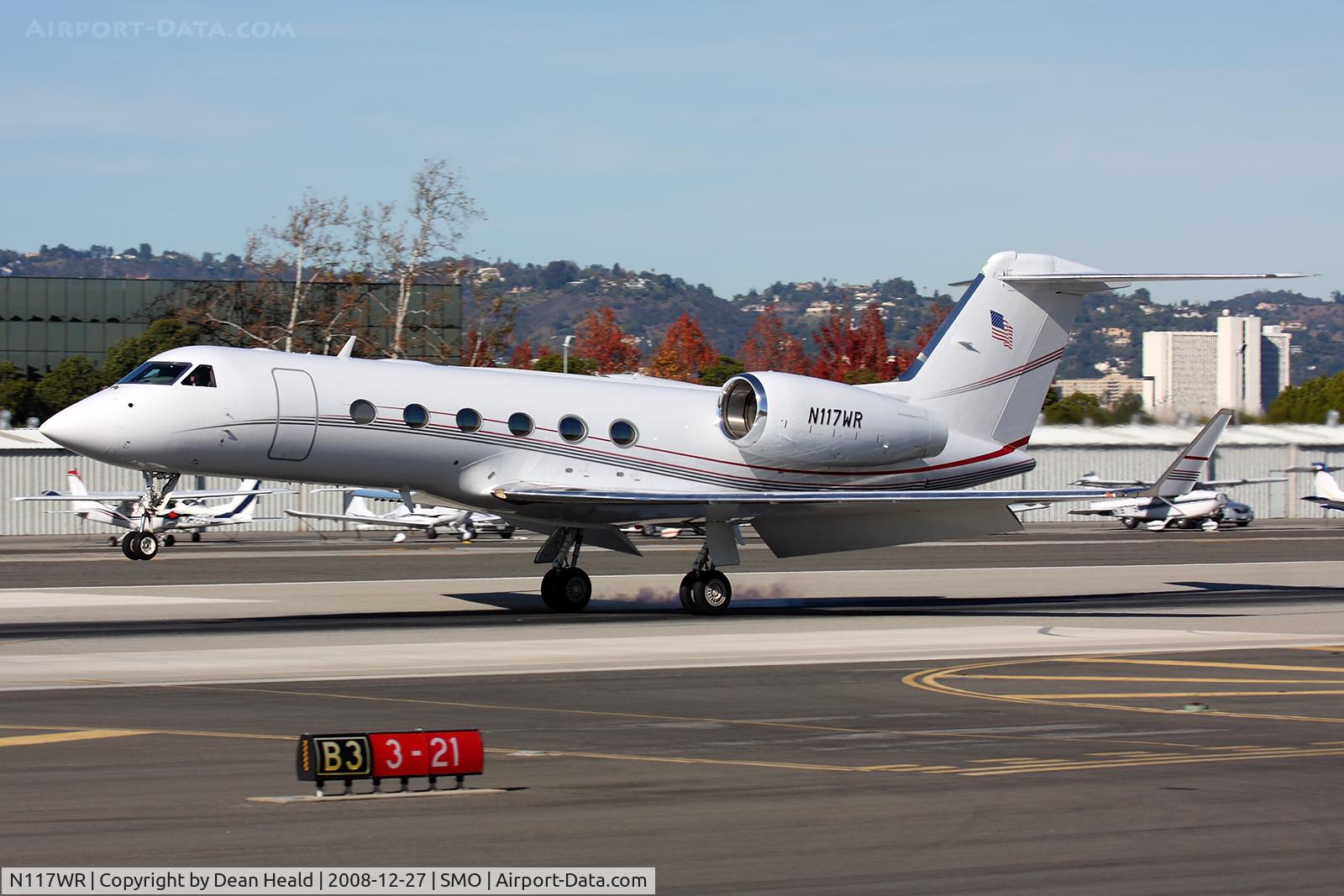 N117WR, 2005 Gulfstream Aerospace GIV-X (G350) C/N 4015, Whiskey Romeo Owner LLC Gulfstream G-IV-X N117WR from Las Vegas McCarran Int'l (KLAS) landing on RWY 21.