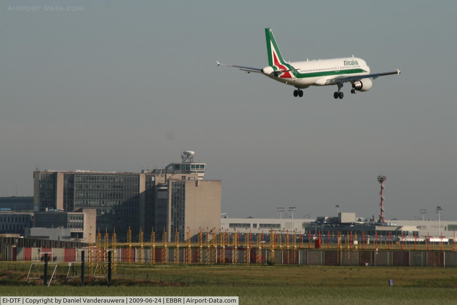 EI-DTF, 2009 Airbus A320-216 C/N 3906, several seconds before landing on rwy 02