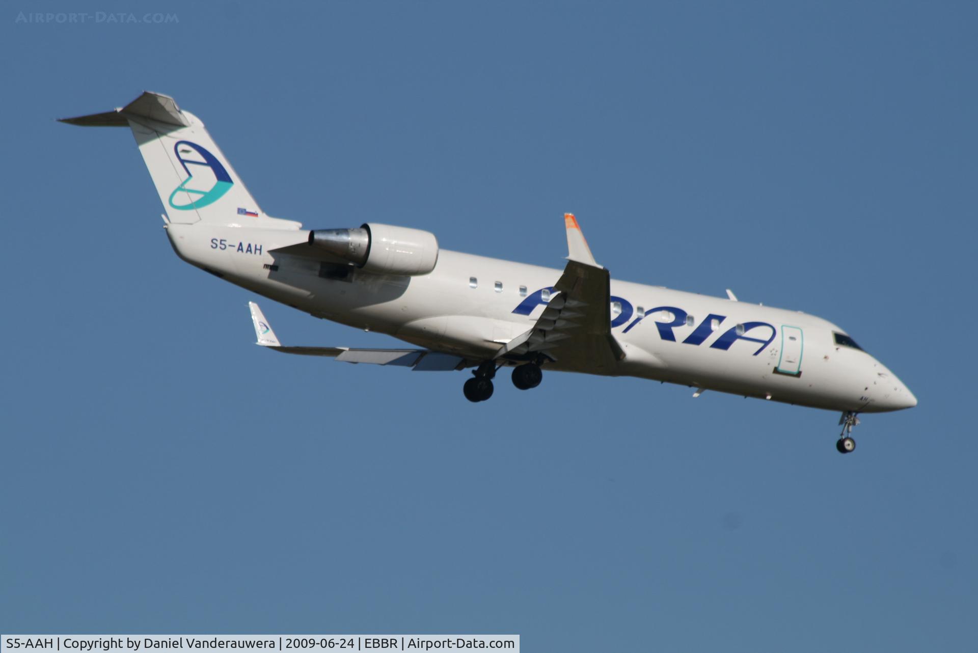 S5-AAH, 1994 Canadair CRJ-100LR (CL-600-2B19) C/N 7032, flight JP376 is descending to rwy 02