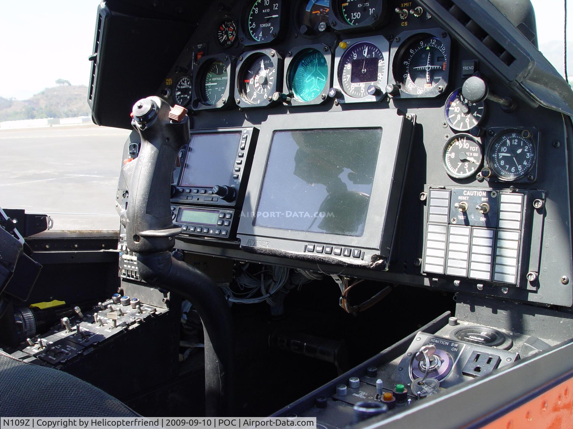 N109Z, 1969 Bell AH-1F Cobra C/N 20854, Pilot's area (2 radios)
