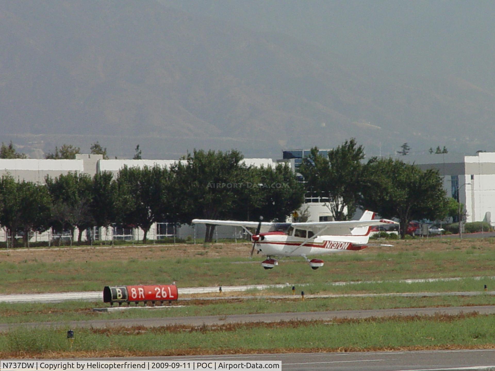 N737DW, 1977 Cessna 172N C/N 17269347, Landing at Brackett
