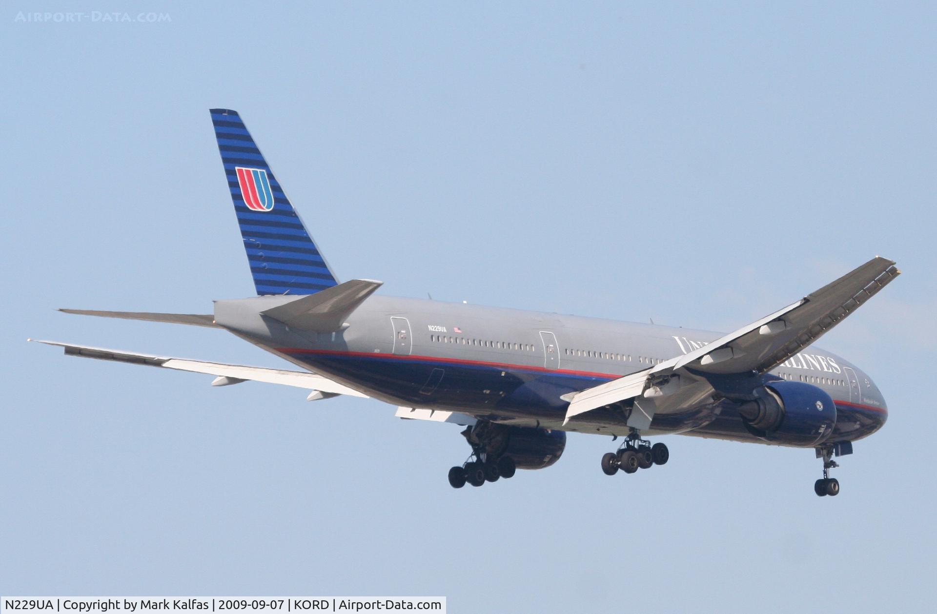 N229UA, 2002 Boeing 777-222 C/N 30557, United Airlines Boeing 777-222, N229UA RWY 10 approach KORD
