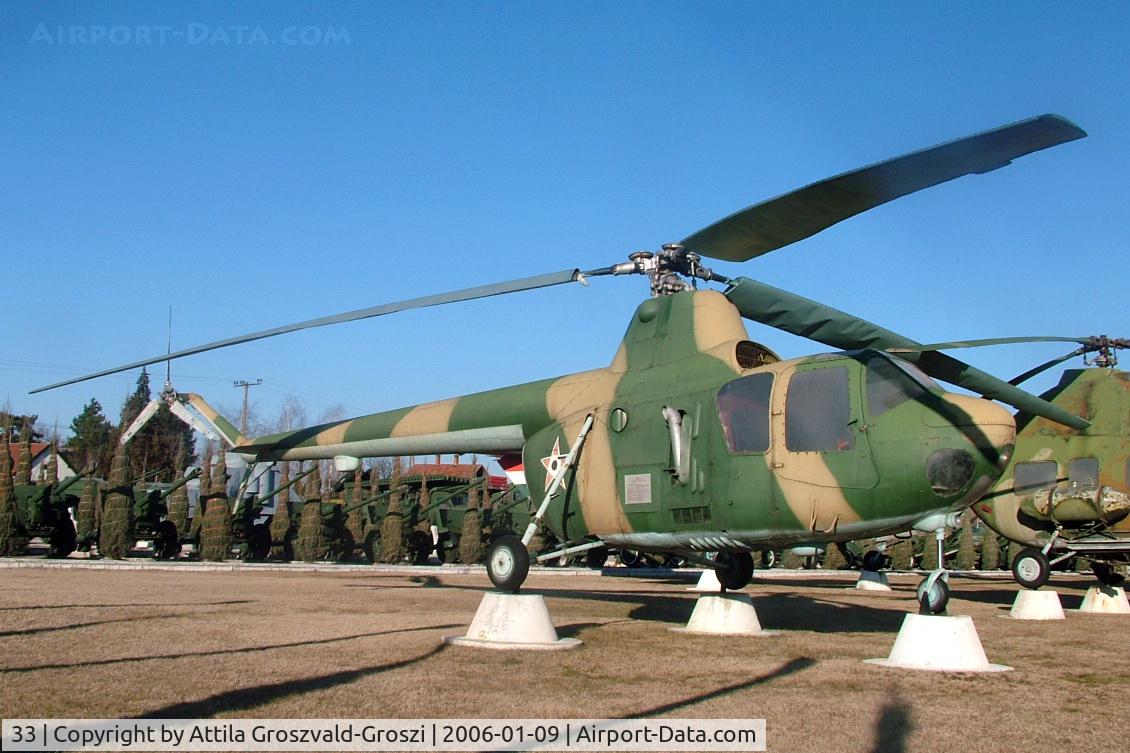 33, 1961 Mil Mi-1M C/N W01033, This disguising painting was not in a system the Mi-1 on helicopters in Hungarian Airforce. A painting sample found its way out only.