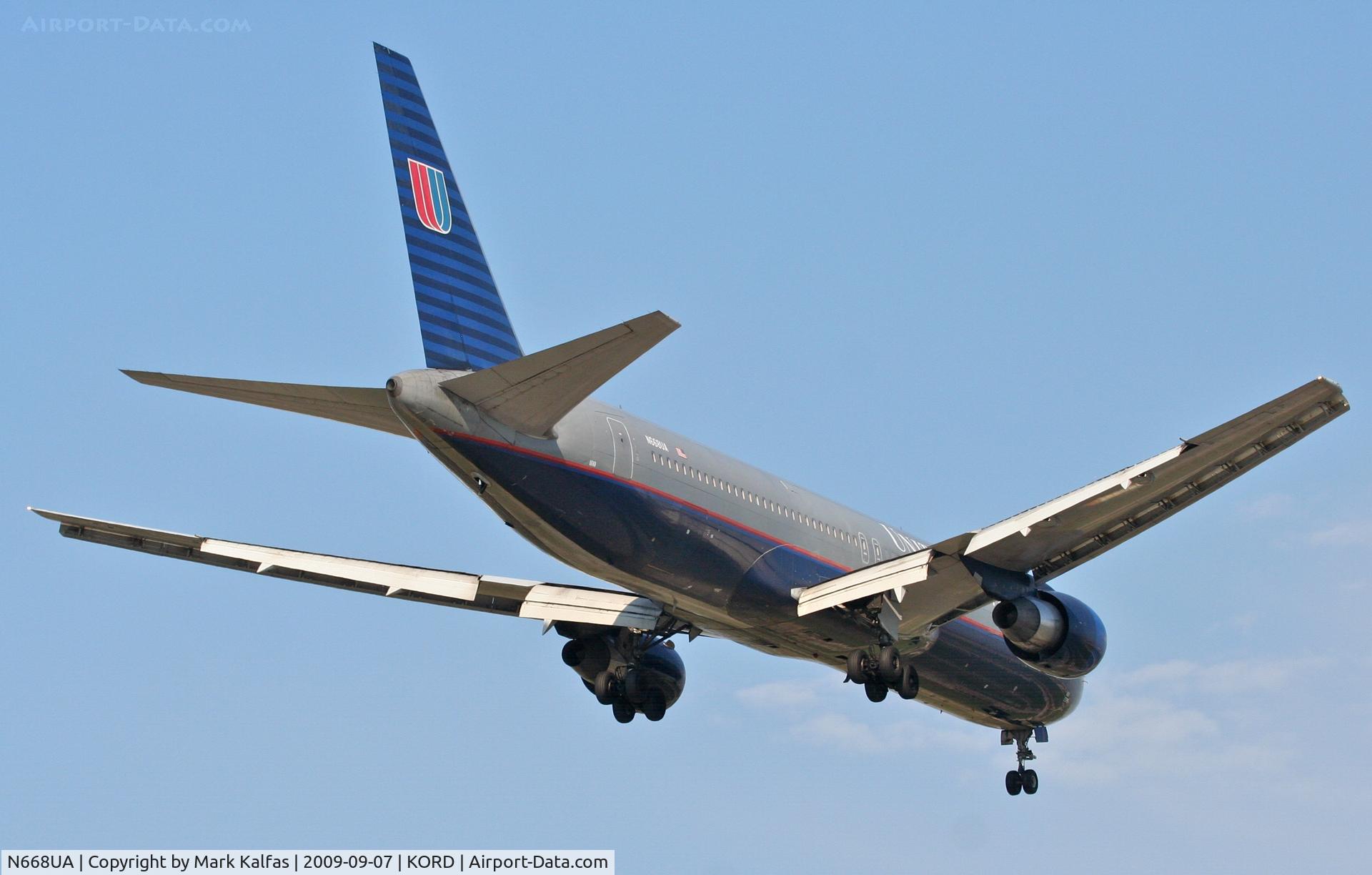 N668UA, 1999 Boeing 767-322 C/N 30024, United Airlines Boeing 767-322, N668UA RWY 10 approach KORD