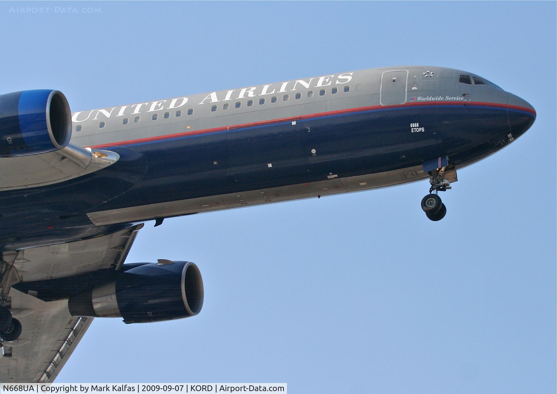 N668UA, 1999 Boeing 767-322 C/N 30024, United Airlines Boeing 767-322, N668UA RWY 10 approach KORD