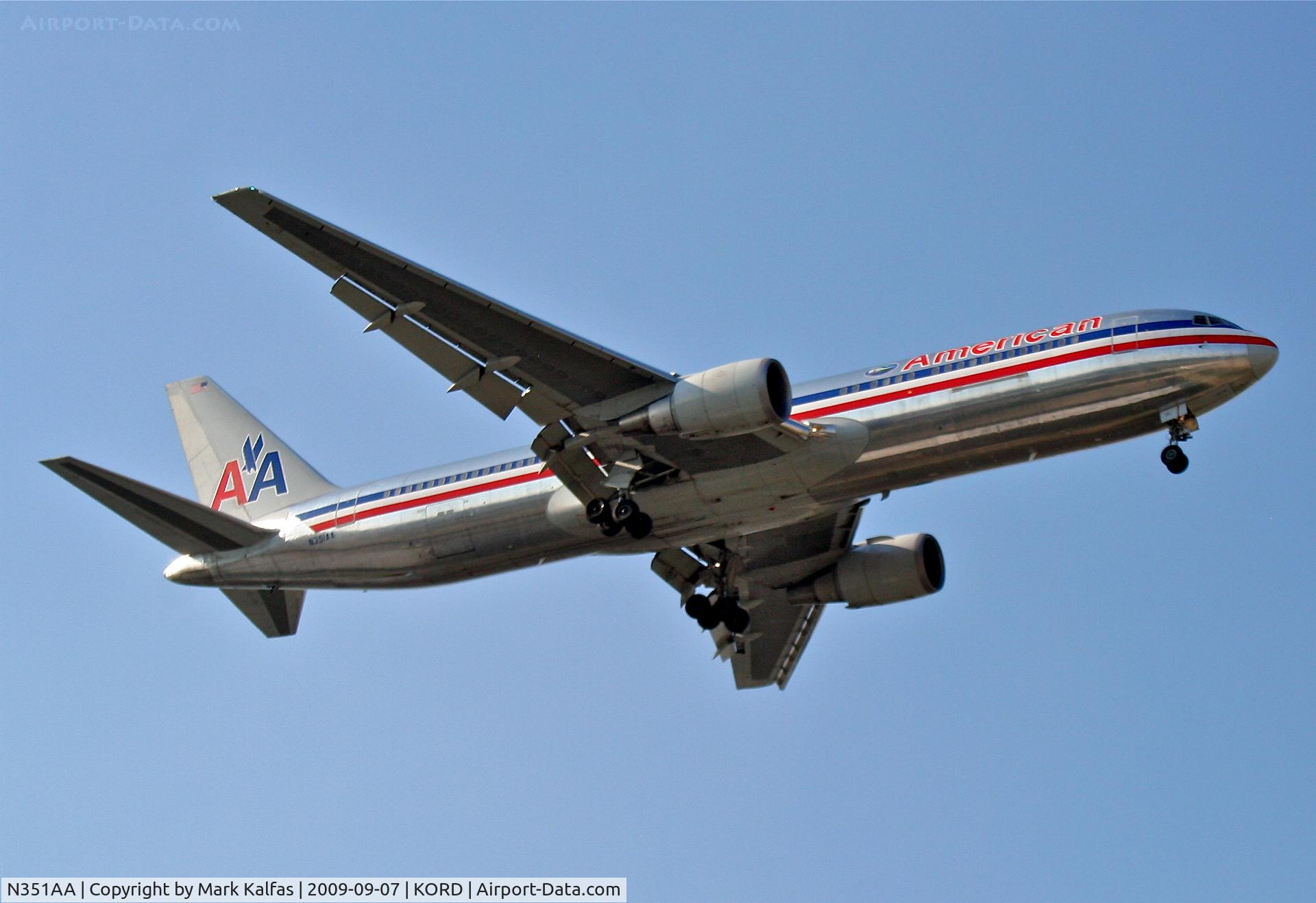 N351AA, 1988 Boeing 767-323 C/N 24032, American Airlines Boeing 767-323. N351AA RWY 10 approach KORD