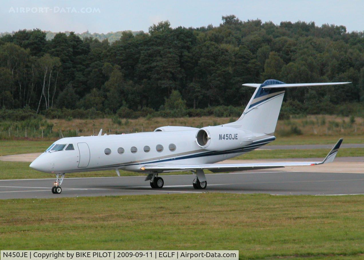 N450JE, 1993 Gulfstream Aerospace Gulfstream IV-SP C/N 1233, MAKING THE TURN AT THE END FO RWY 26