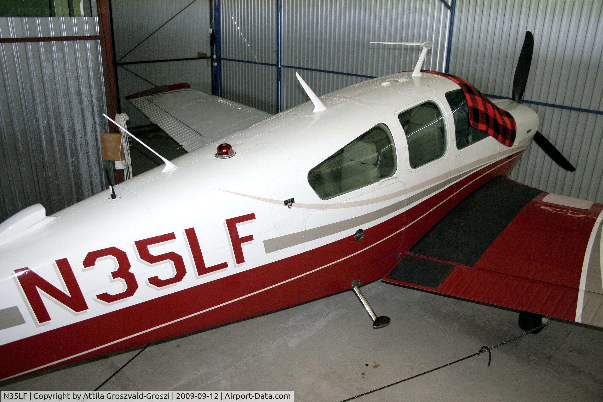 N35LF, 1976 Beech V35B Bonanza C/N D-9820, Úrhida Airport, Hungary