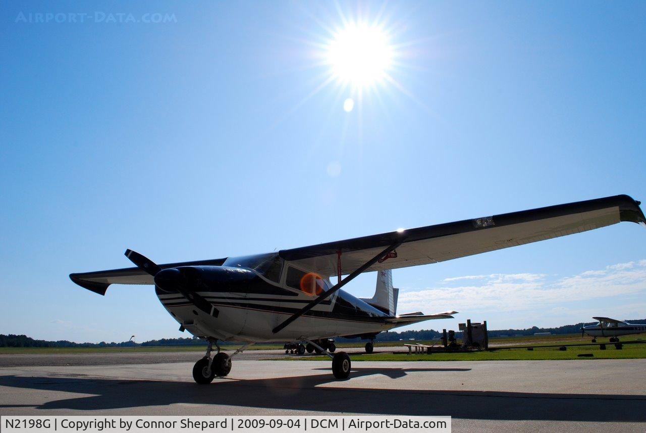 N2198G, 1958 Cessna 182A Skylane C/N 51498, C182 on ramp