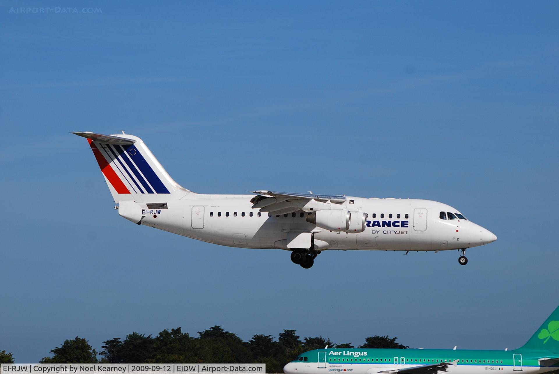 EI-RJW, 2000 British Aerospace Avro 146-RJ85A C/N E2371, Landing Rwy 10