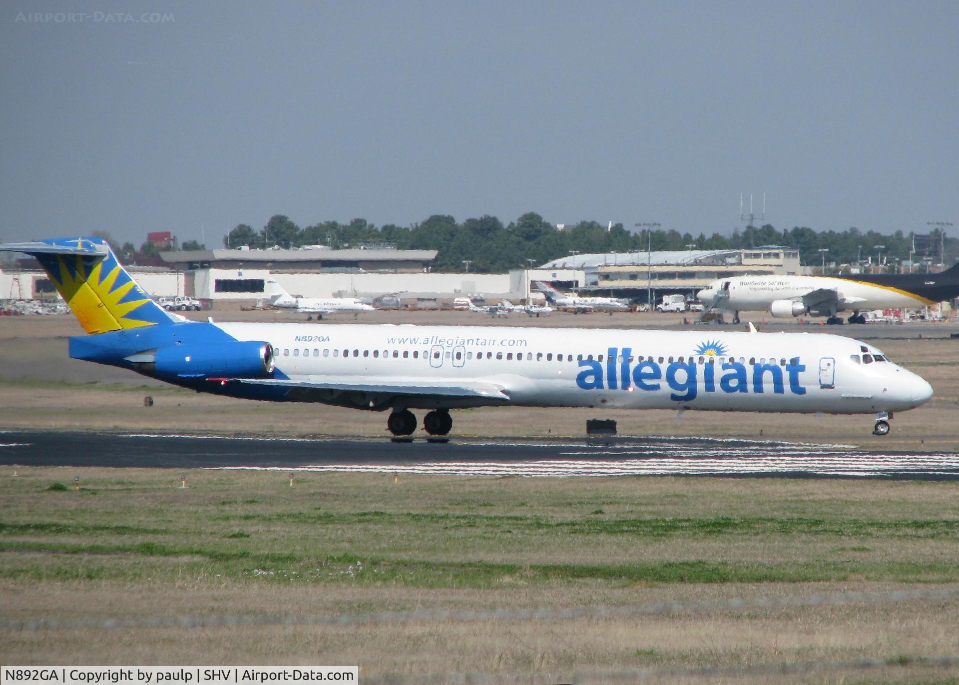 N892GA, 1989 McDonnell Douglas MD-83 (DC-9-83) C/N 49826, Taxiing to the terminal after landing at Shreveport Regional.