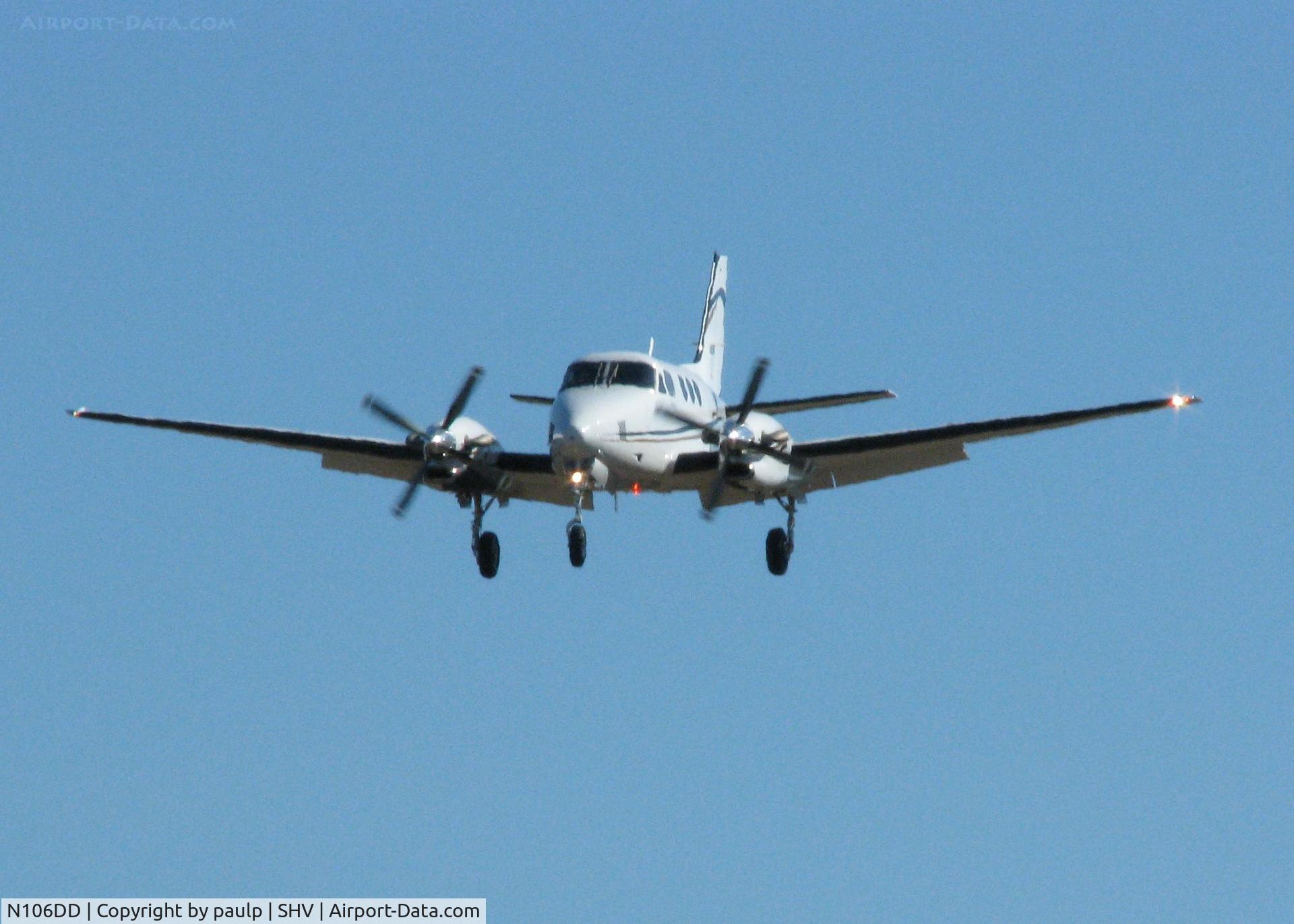N106DD, 2005 Raytheon Aircraft Company C90A C/N LJ-1738, Landing at Shreveport Regional.