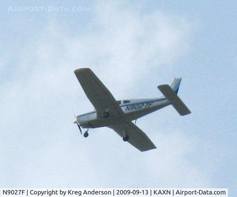 N9027F, 1976 Piper PA-28-151 Cherokee Warrior C/N 28-7715299, Piper PA-28-151 flying the patterm