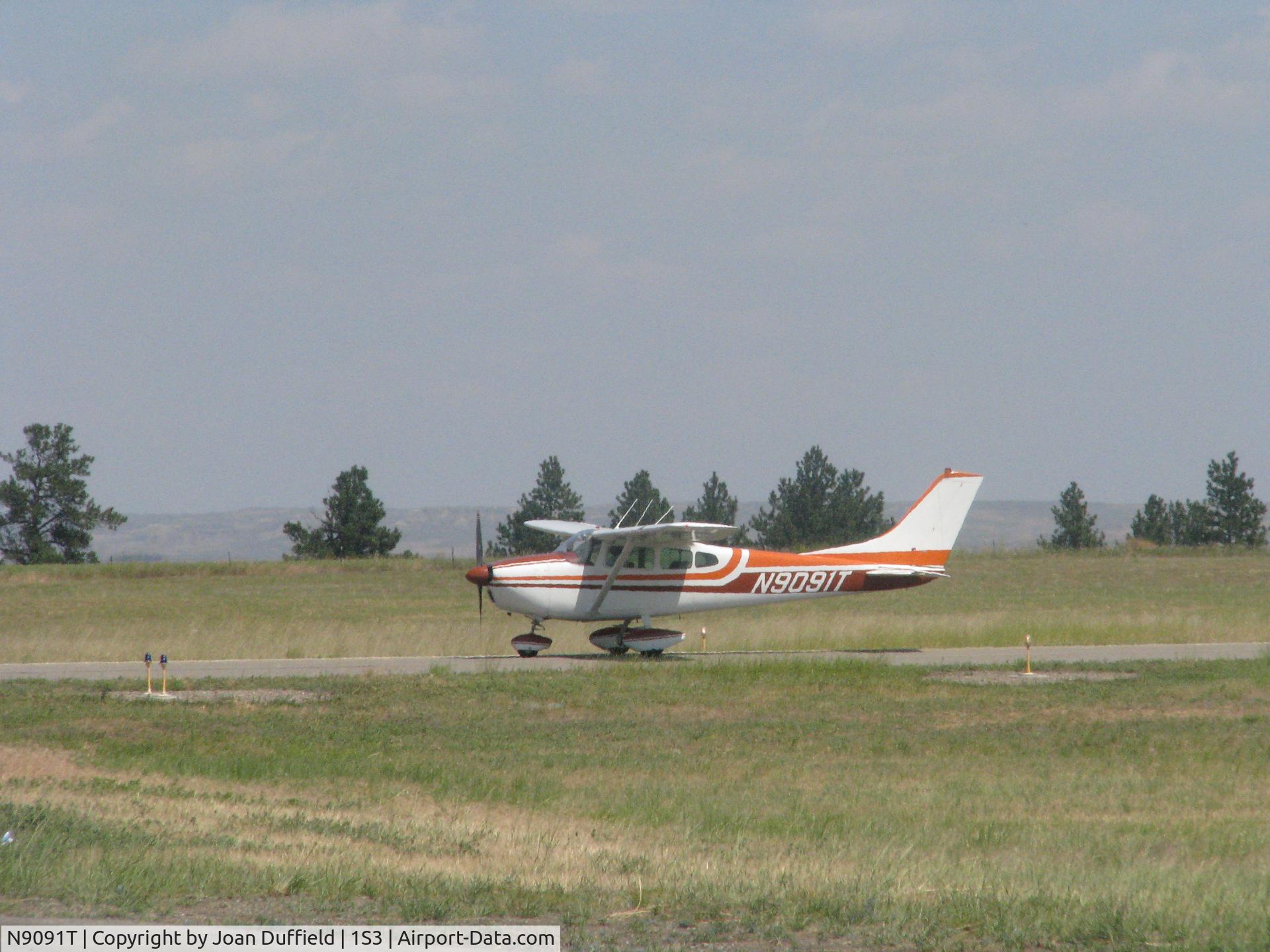 N9091T, 1960 Cessna 182C Skylane C/N 52991, Landing at Tillitt Field