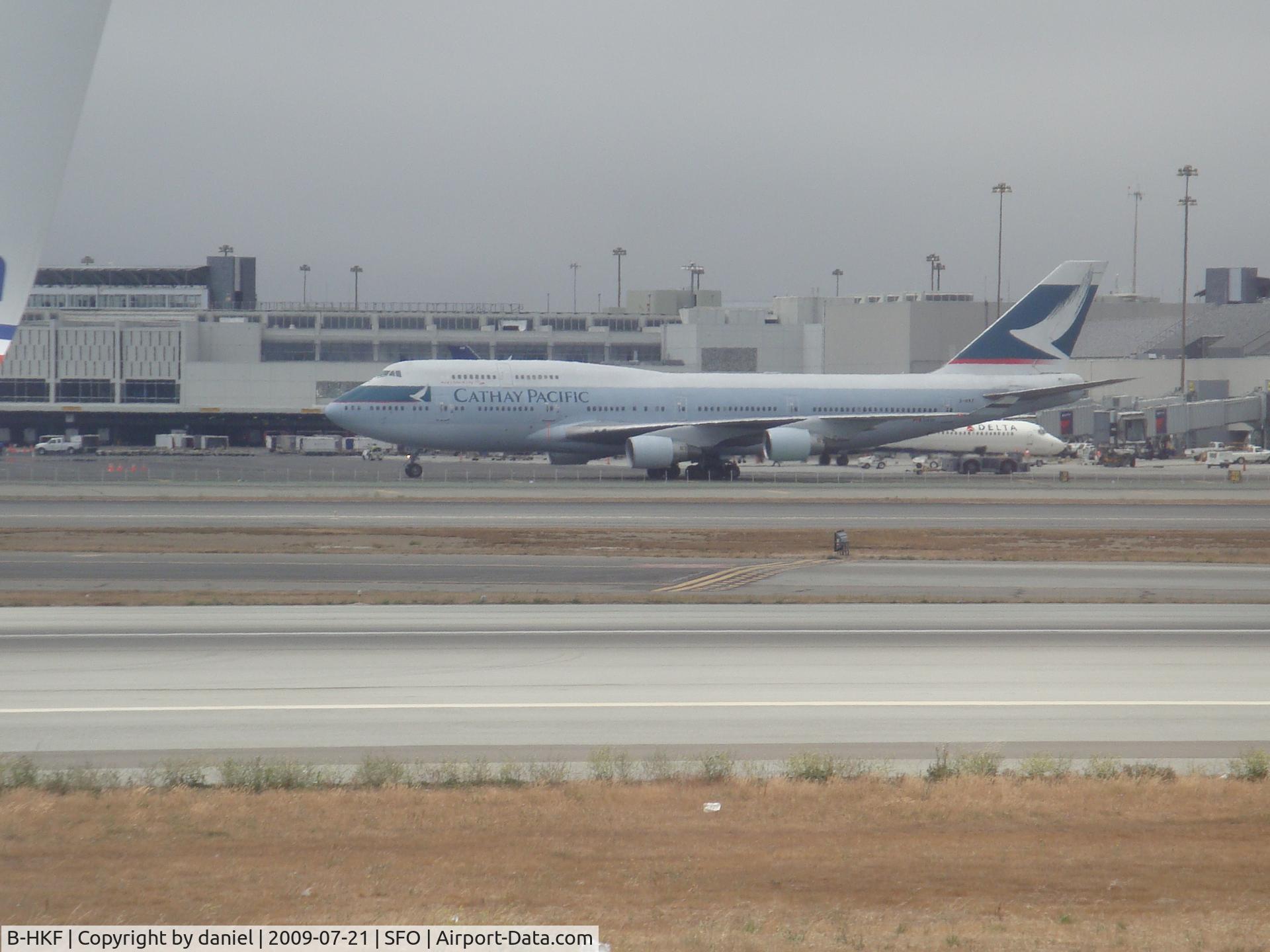 B-HKF, Boeing 747-412 C/N 25128, taxing