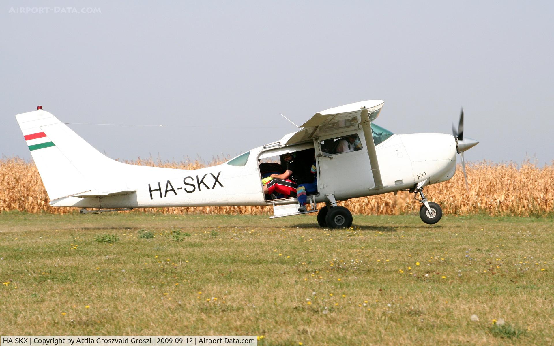 HA-SKX, 1964 Cessna U206A Super Skywagon C/N U206-0433, Úrhida Airport, Hungary -  it is take-off with parachutists.