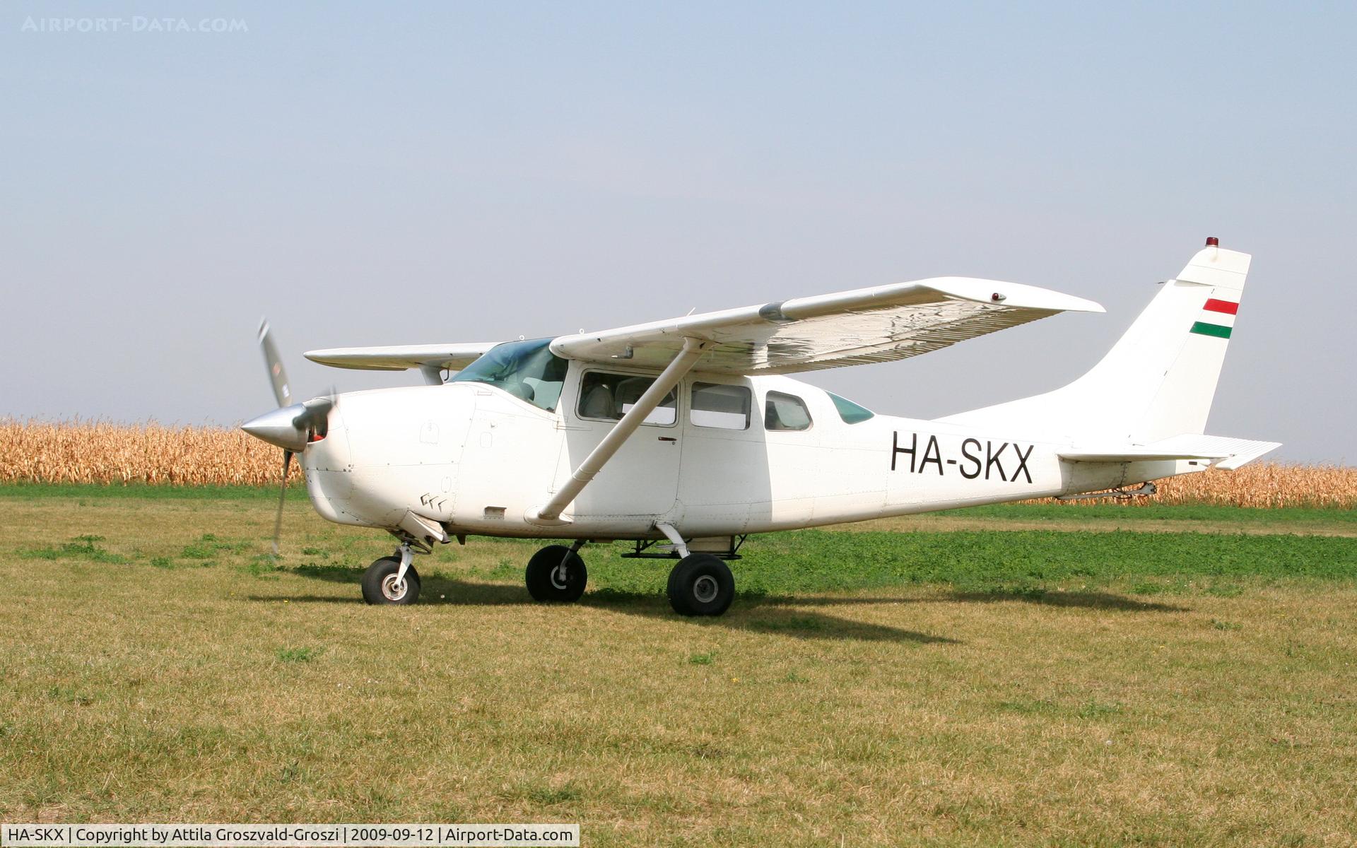 HA-SKX, 1964 Cessna U206A Super Skywagon C/N U206-0433, Úrhida Airport, Hungary - rolling