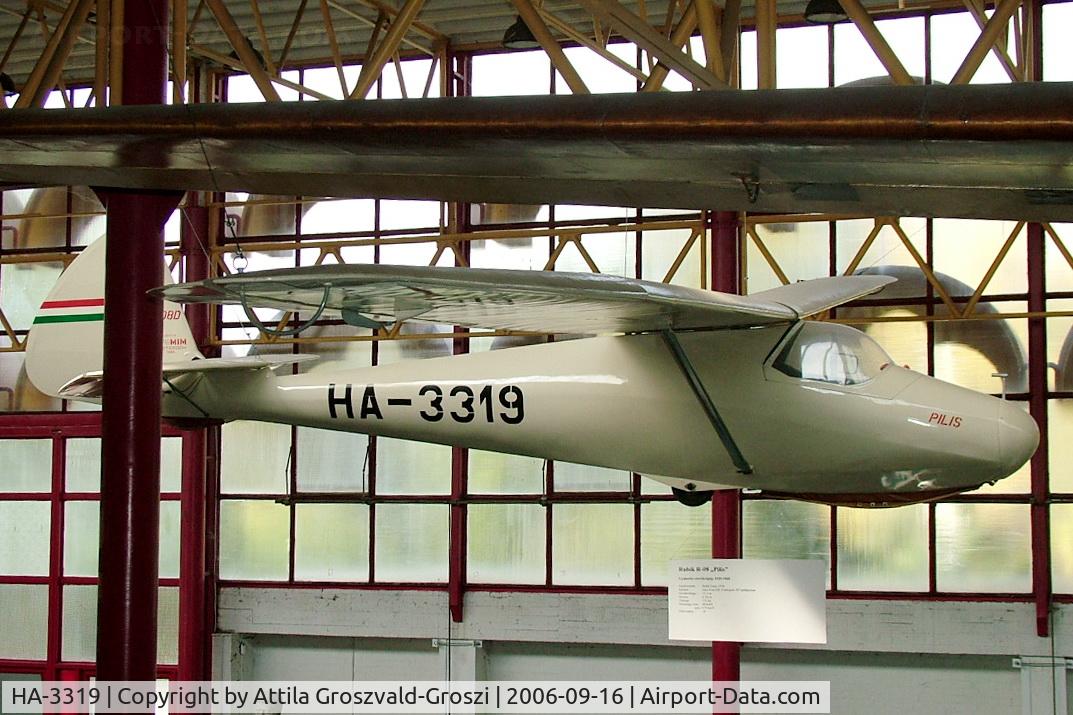 HA-3319, 1956 Rubik R-08 Pilis C/N E-1125, Budapest is a traffic museum, a Petöfi hall.