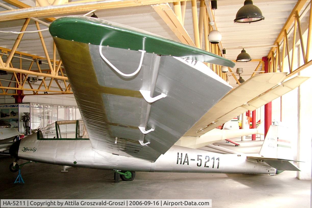 HA-5211, 1957 Zsebö Z-03B Ifjuság C/N A-094, Budapest is a traffic museum, a Petöfi hall.