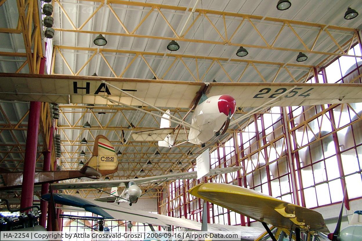 HA-2254, 1940 Rubik R-07b Vöcsök C/N Not found HA-2254, Budapest is a traffic museum, a Petöfi hall.