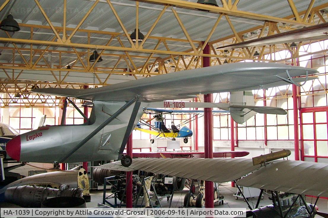 HA-1039, 1952 Rubik R-16b Lepke C/N E-1000, Budapest is a traffic museum, a Petöfi hall.