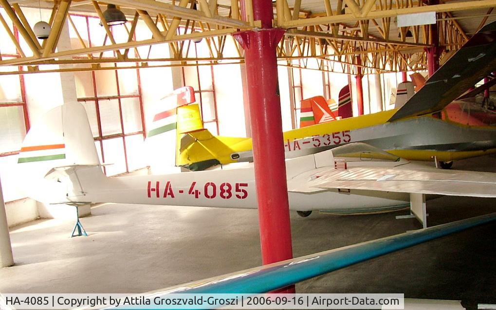 HA-4085, 1950 Rubik R-22S Junius 18 C/N E-815, Budapest is a traffic museum, a Petöfi hall.