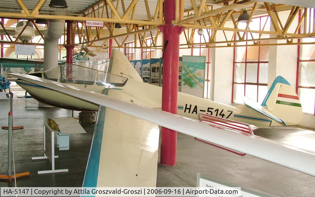 HA-5147, 1953 Beniczky M-30c/1 Fergeteg C/N A-008, Budapest is a traffic museum, a Petöfi hall.