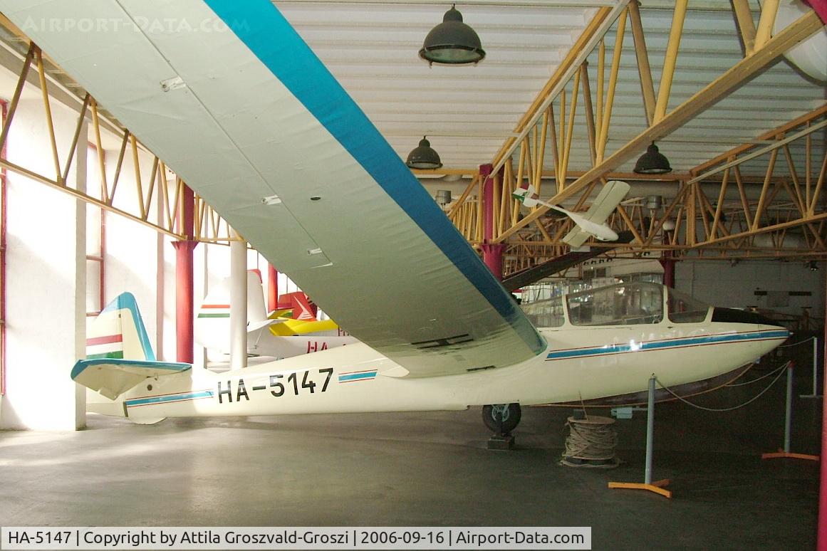 HA-5147, 1953 Beniczky M-30c/1 Fergeteg C/N A-008, Budapest is a traffic museum, a Petöfi hall.