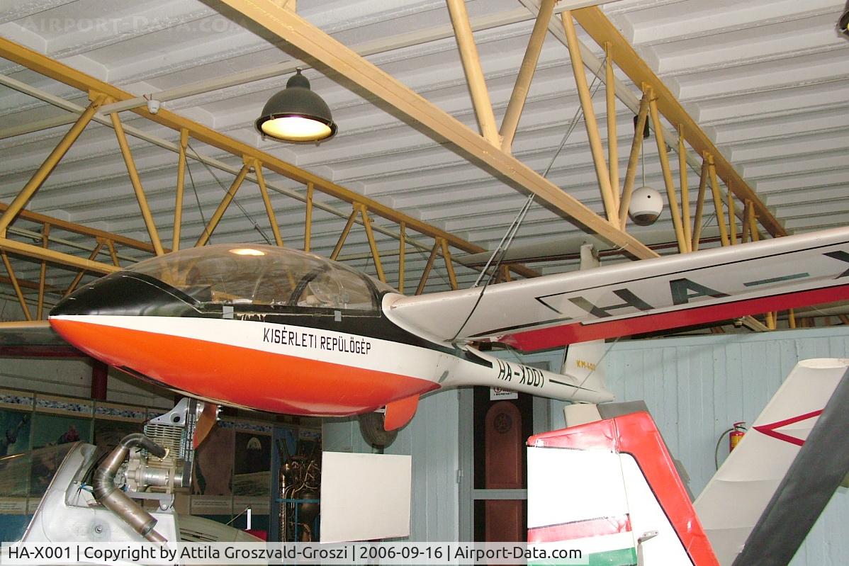 HA-X001, 1983 Kesselyák Mihály KM-400 C/N 001, Budapest is a traffic museum, a Petöfi hall.