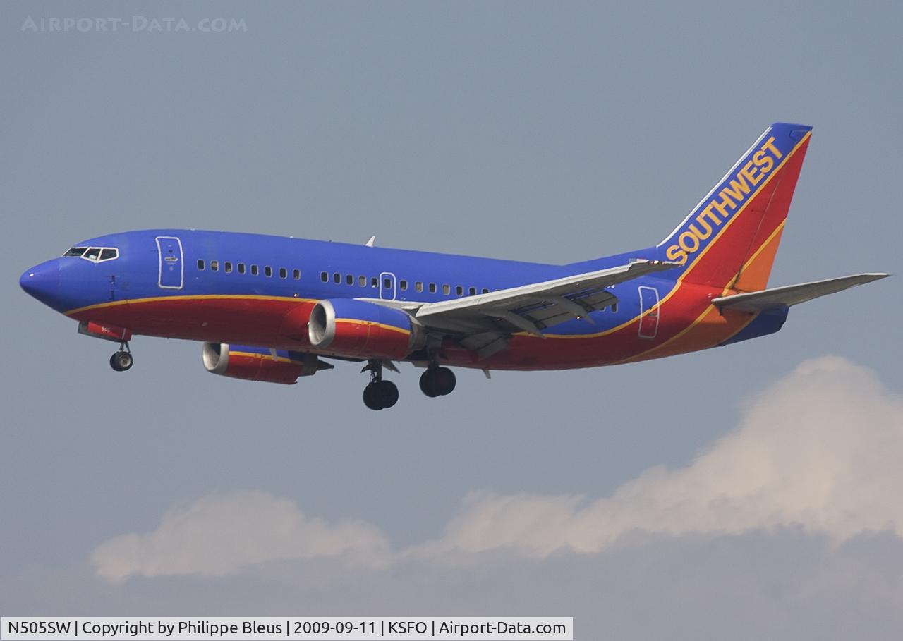 N505SW, 1990 Boeing 737-5H4 C/N 24182, Short final one of the 28's.