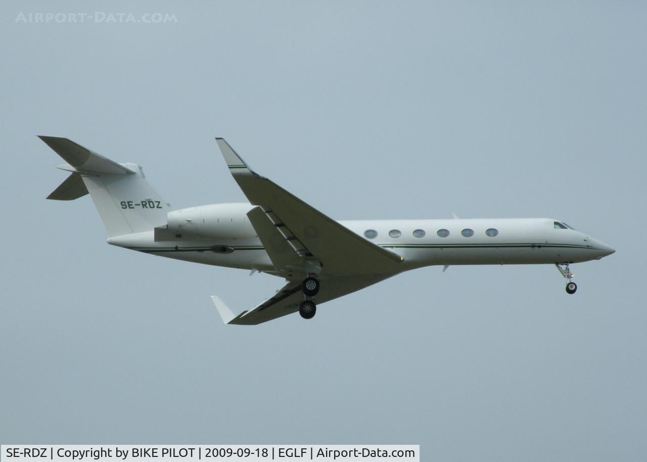 SE-RDZ, 2006 Gulfstream Aerospace GV-SP (G550) C/N 5153, G-V OF EUROPEAN FLIGHT SERVICE FINALS FOR RWY 06
