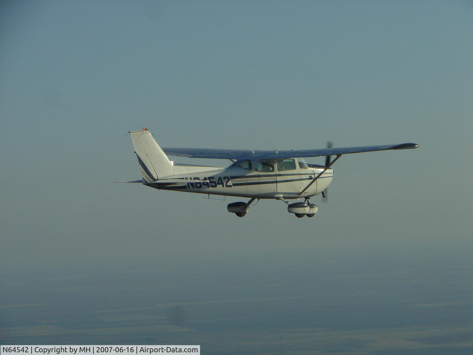 N64542, 1975 Cessna 172M C/N 17265296, N6452 on its way to Oshkosh