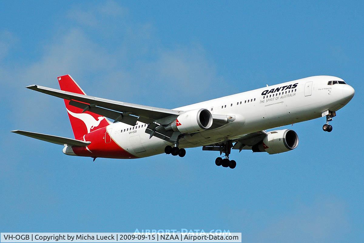 VH-OGB, 1988 Boeing 767-338 C/N 24316, At Auckland