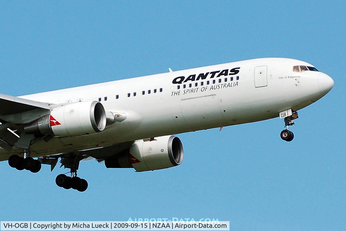 VH-OGB, 1988 Boeing 767-338 C/N 24316, At Auckland