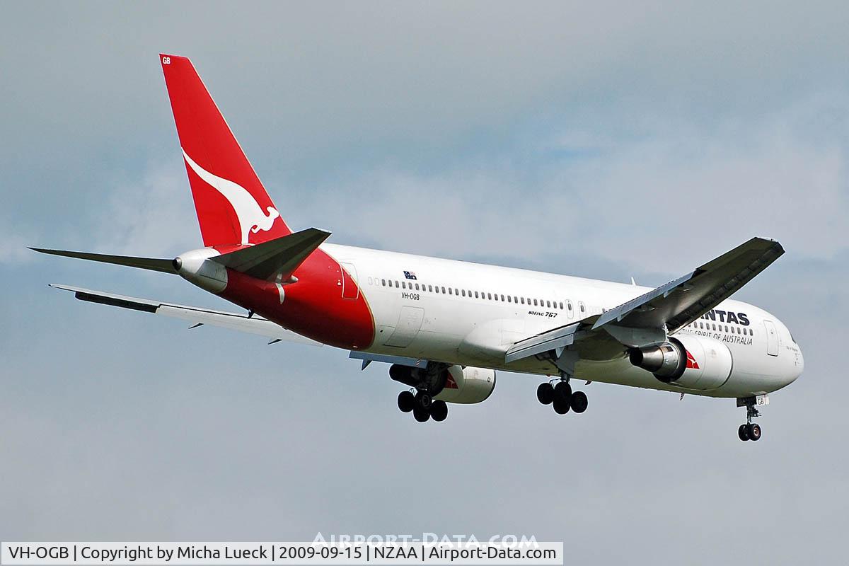 VH-OGB, 1988 Boeing 767-338 C/N 24316, At Auckland