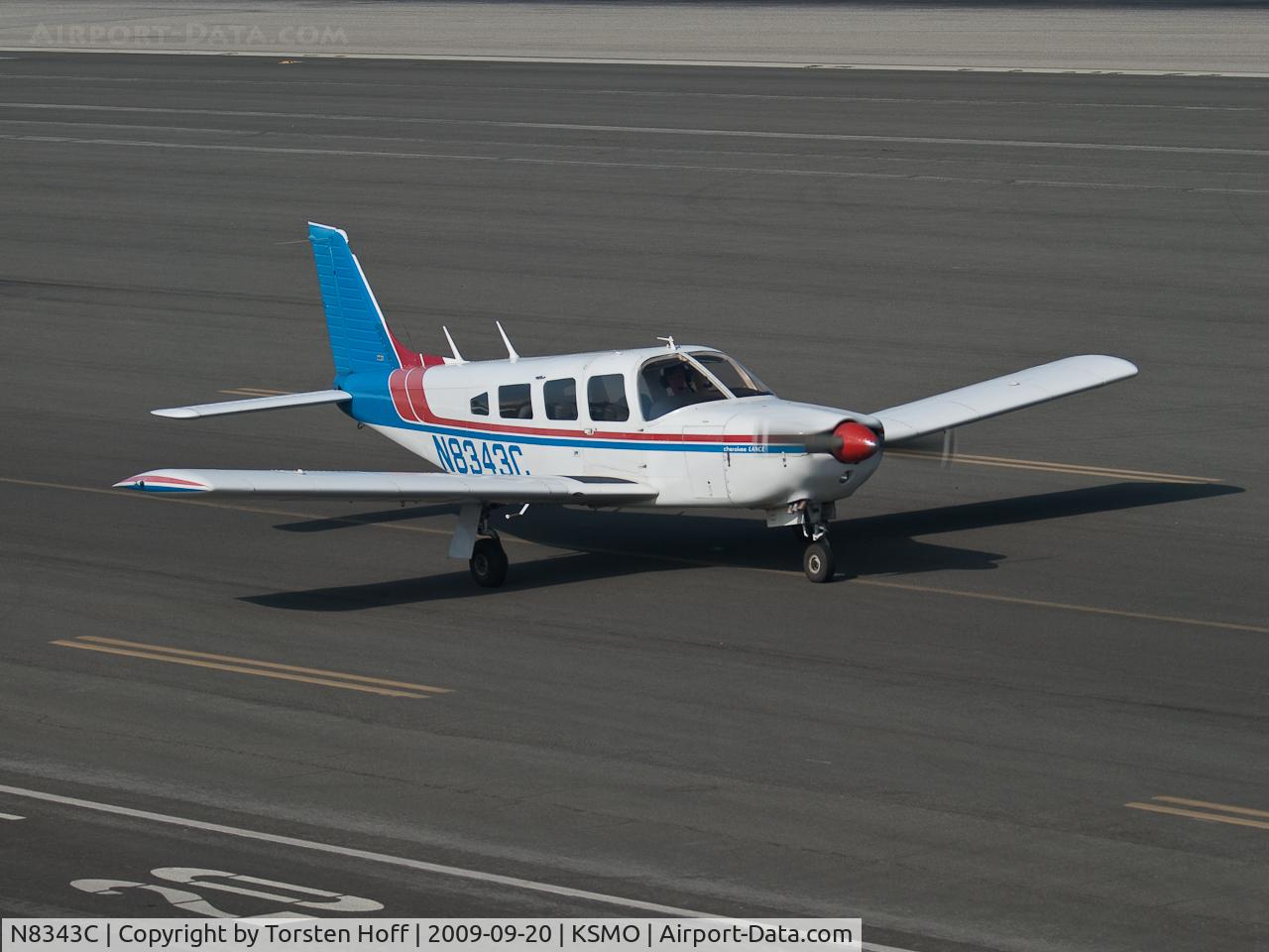 N8343C, 1975 Piper PA-32R-300 Cherokee Lance C/N 32R-7680096, N8343C taxiing