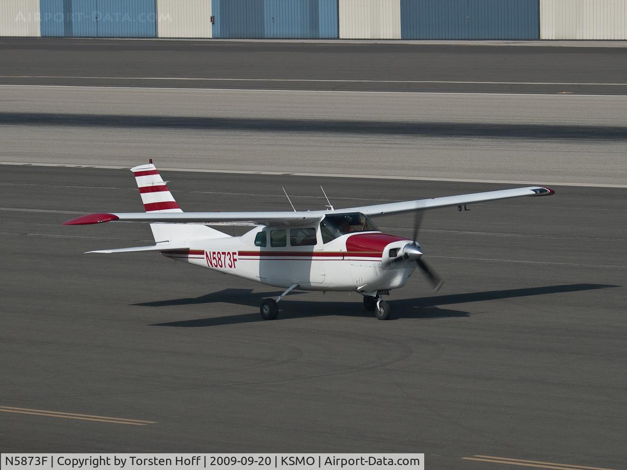 N5873F, 1967 Cessna 210G Centurion C/N 21058873, N5873F taxiing