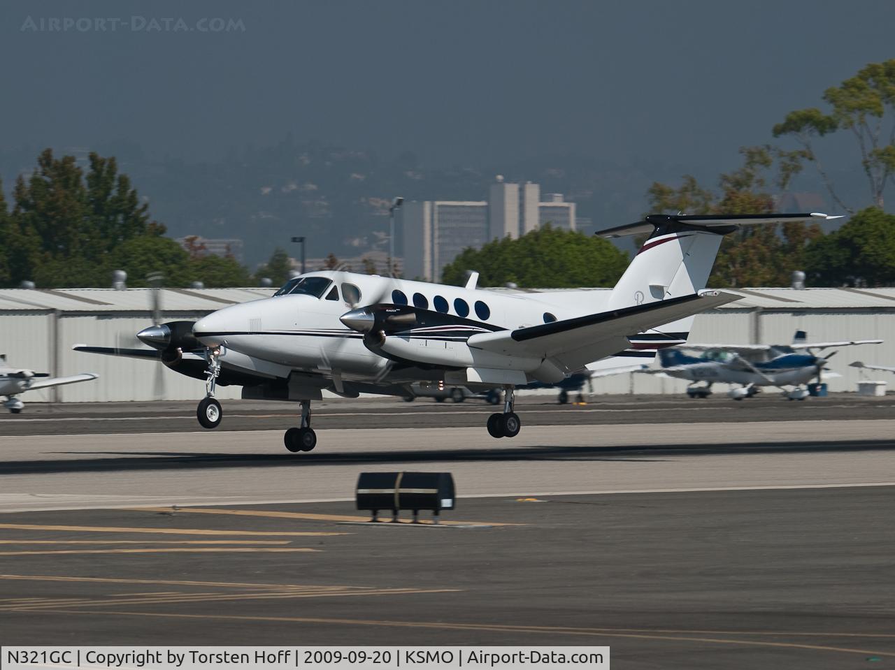 N321GC, Raytheon B200 King Air C/N BB-1942, N321GC arriving on RWY 21