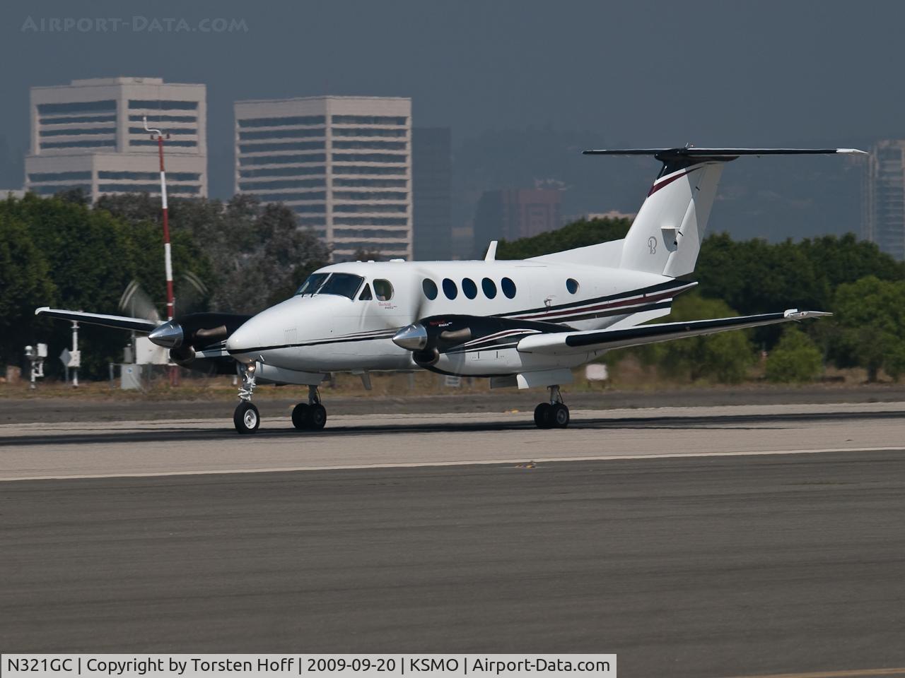 N321GC, Raytheon B200 King Air C/N BB-1942, N321GC departing from RWY 21