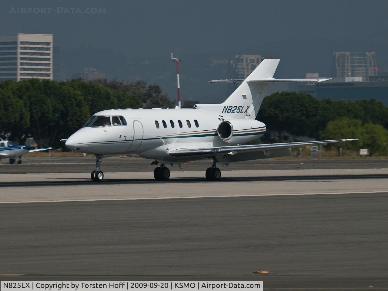 N825LX, 2006 Raytheon Hawker 800XP C/N 258767, N825LX arriving on RWY 21