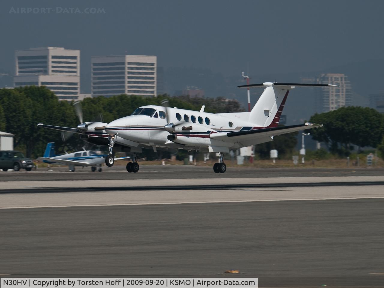 N30HV, 1989 Beech 300 C/N FA-173, N30HV arriving on RWY 21